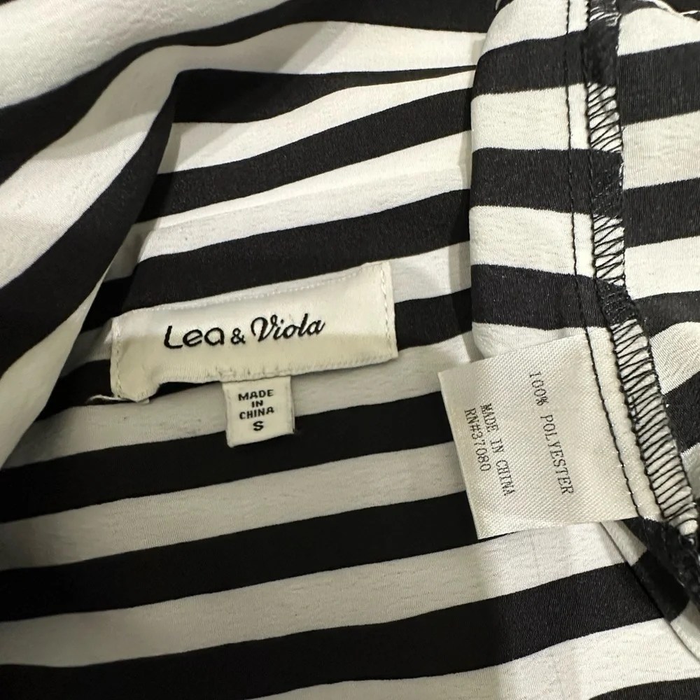 🛍️ Leo & Viola black and white striped unique wrap shirt excellent condition. - Picture 10 of 10